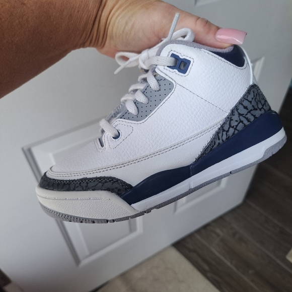 Boys Jordan 3 Retro💙🩶 - Picture 6 of 12